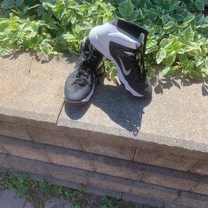 Black nike basketball shoes